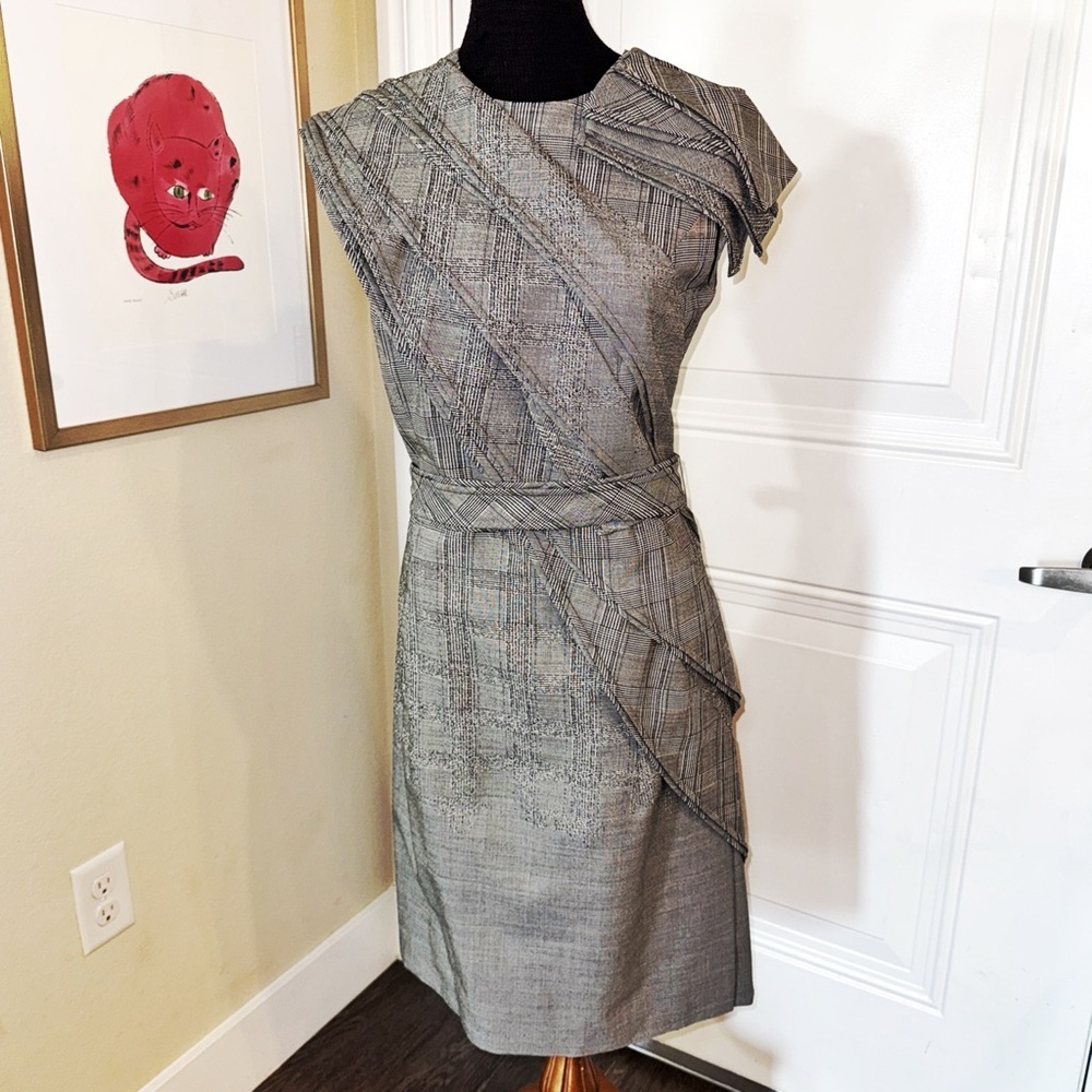 Carolina Herrera Grey wool plaid Crew Neck Tiered Shift dress with Belt size 10